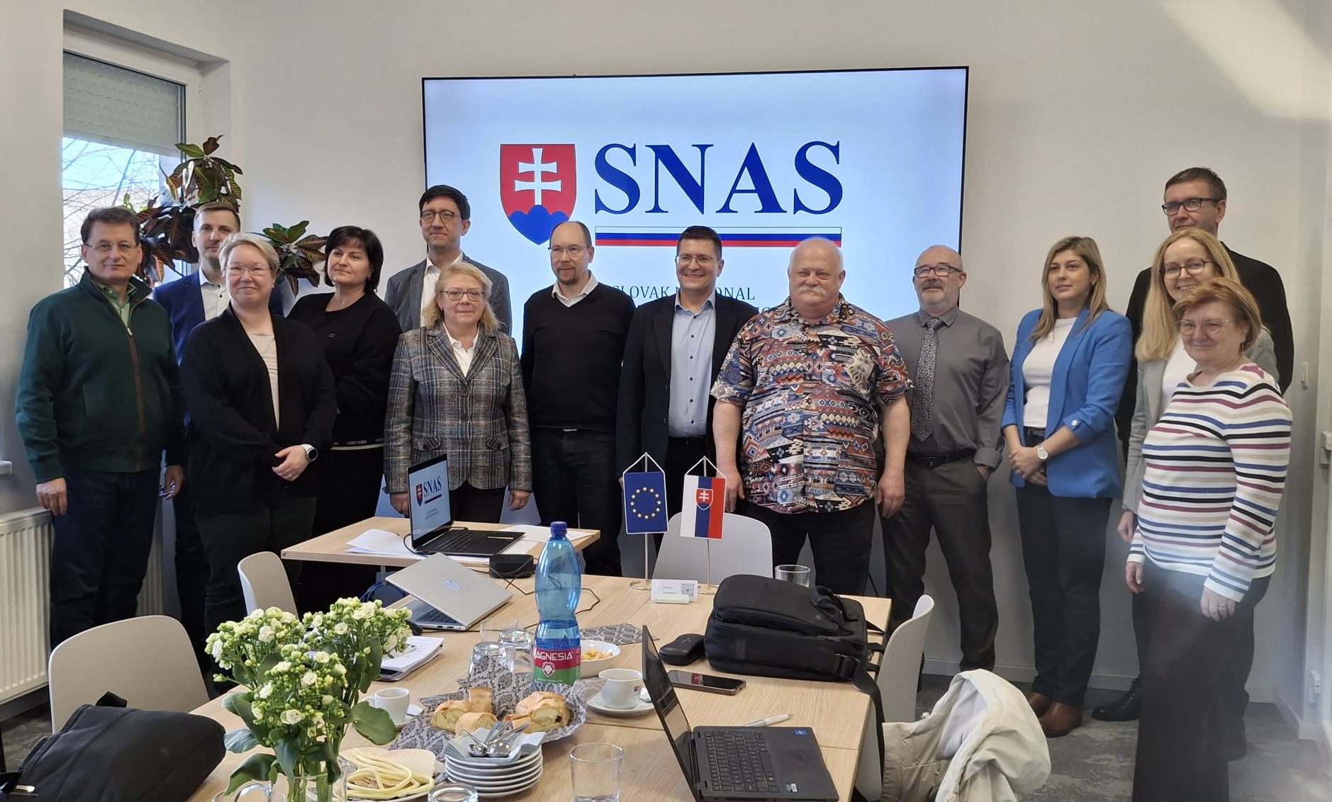 Pamätná fotka evaluačného tímu a predstaviteľov SNAS