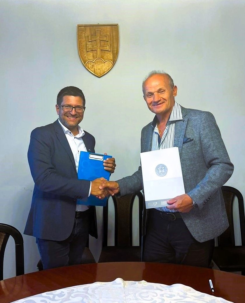 podpis memoranda medzi dekanom Strojníckej fakulty STU Ľubomírom Šoošom a riaditeľom SNAS Štefanom Králom