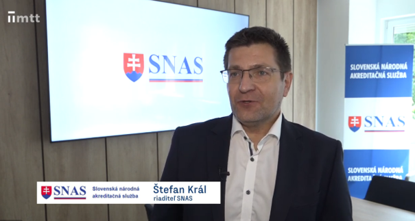 Riaditeľ SNAS Štefan Král vo svojej pracovni pri rozhovore do televízie