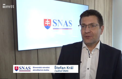 Riaditeľ SNAS Štefan Král vo svojej pracovni pri rozhovore do televízie