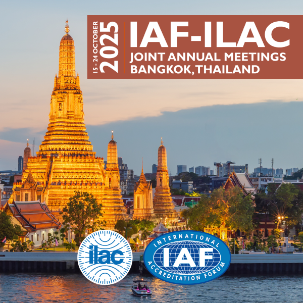 Obrázok z večerného Bangkoku s logom ILAc a logom IAF a bannerom pre oficiálne stretnutie